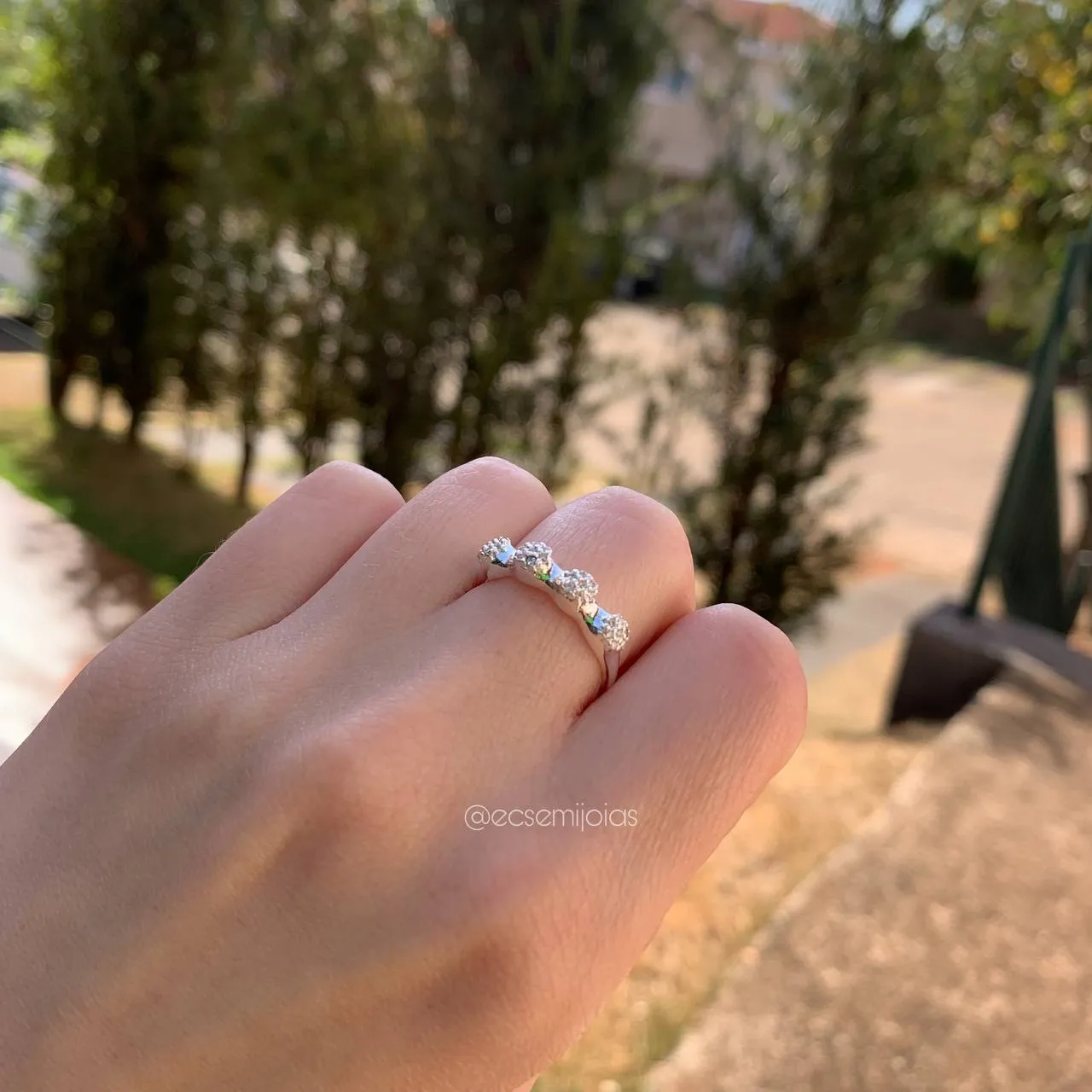 Anel 4 florzinhas cravejadas - banhado a prata 925