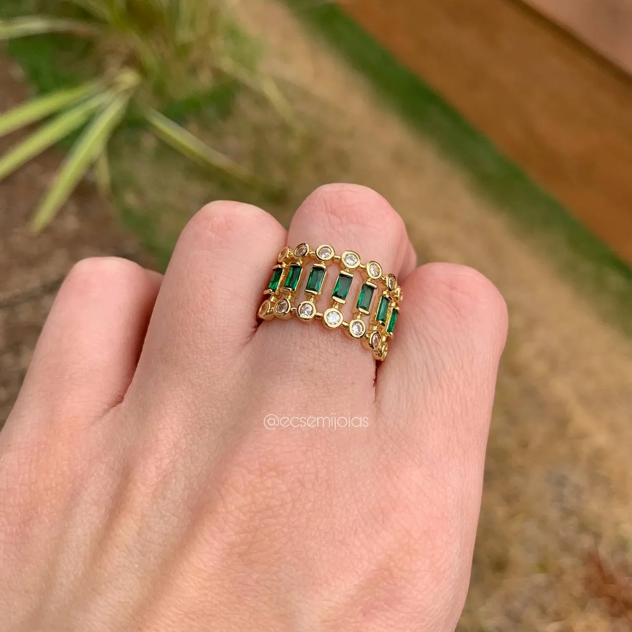 Anel com 7 pedras baguetes e zircônias - banhado a ouro 18k