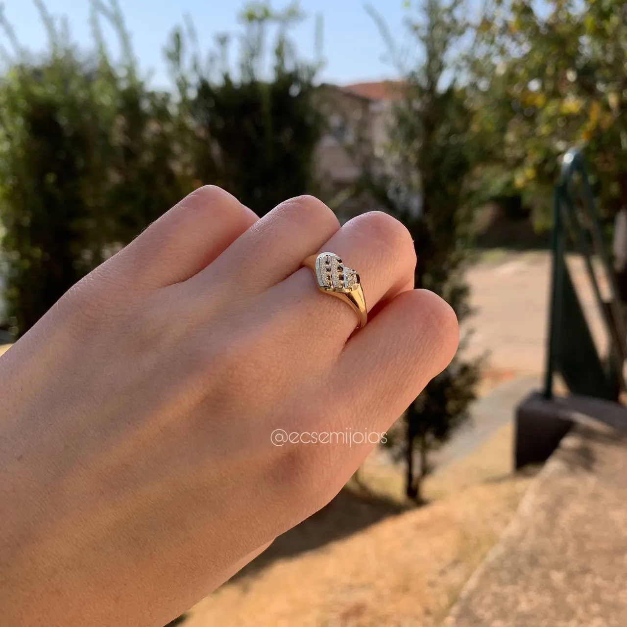 Anel de coração trabalhado com uma zircônia - banhado a ouro 18k