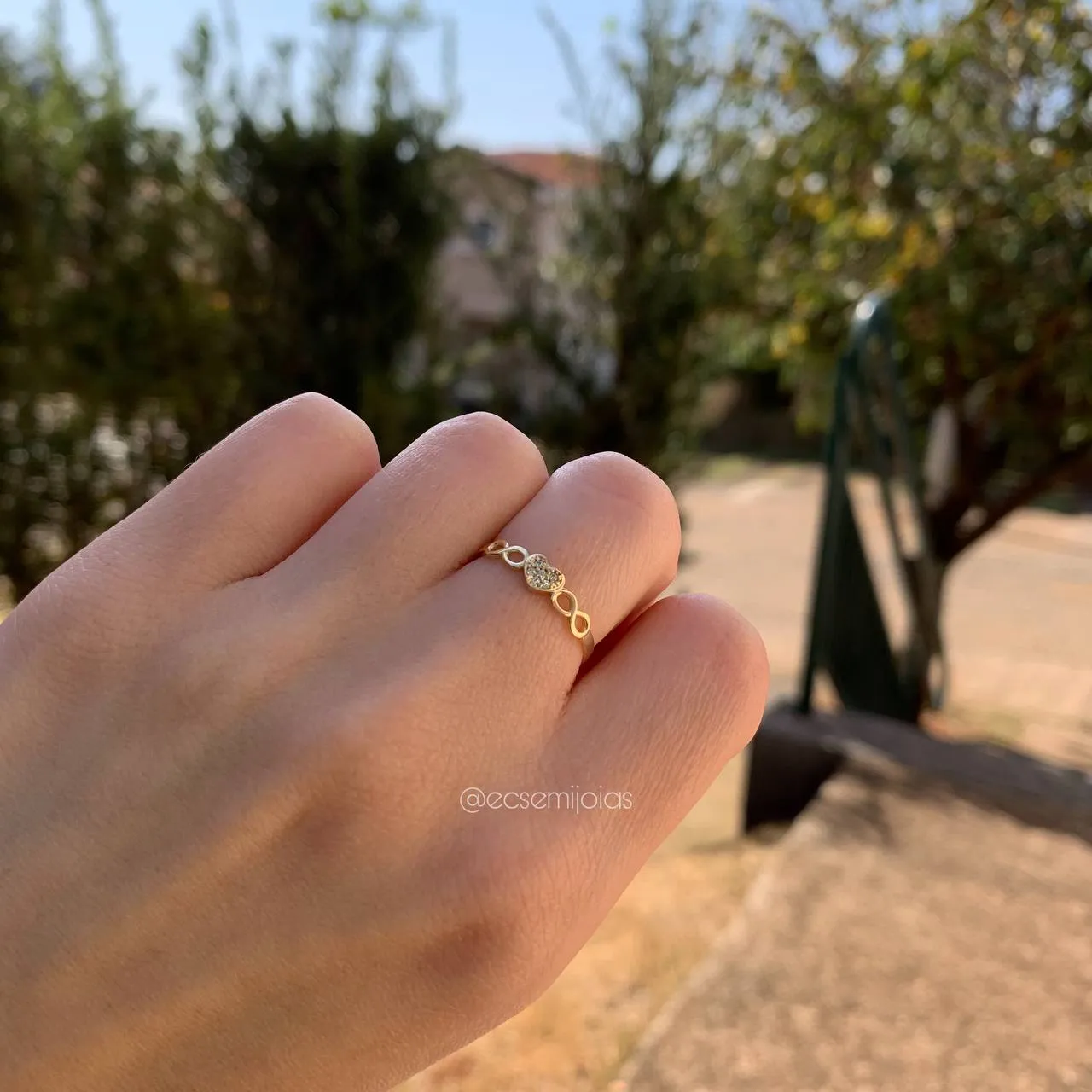 Anel de infinito com coração cravejado - banhado a ouro 18k