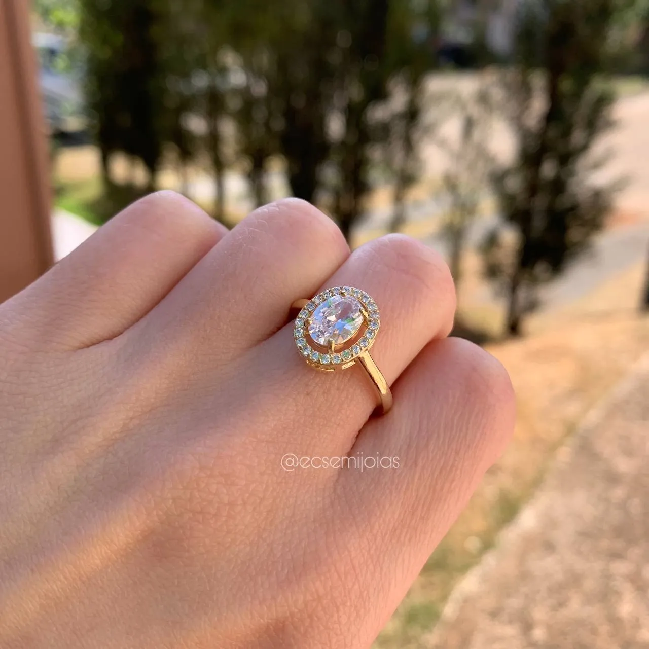 Anel de pedra de 8 mm cravejado em volta - banhado a ouro 18k