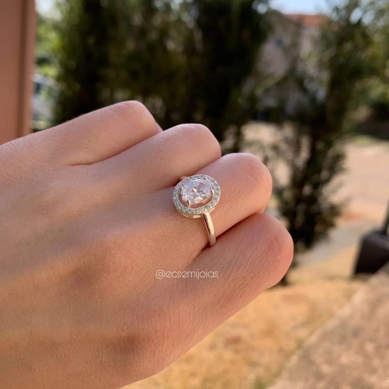 Anel de pedra de 8 mm cravejado em volta - banhado a prata 925