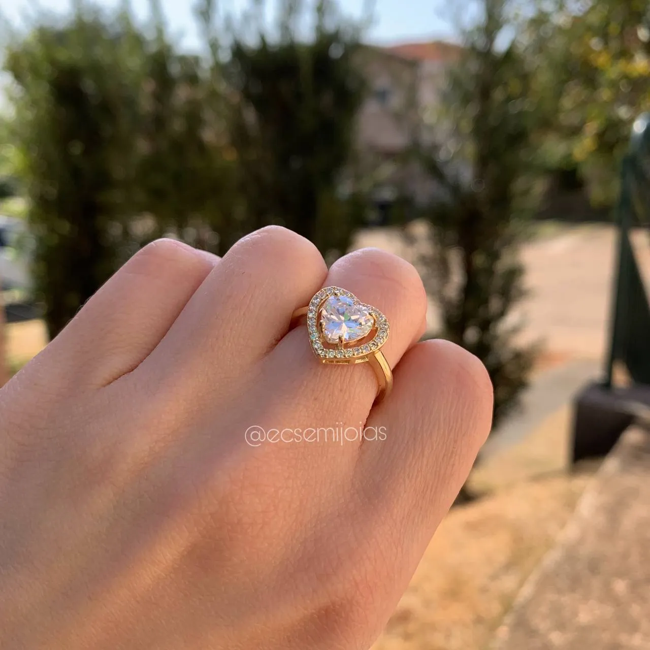 Anel de pedra em formato de coração cravejado em volta - banhado a ouro 18k