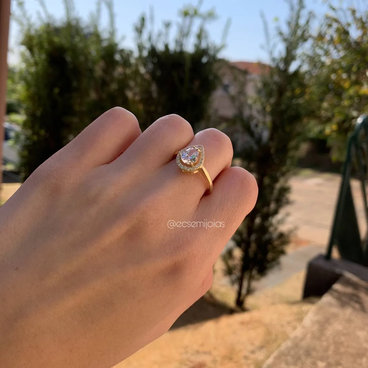Anel de pedra gota 6x8  mm - banhado a ouro 18k