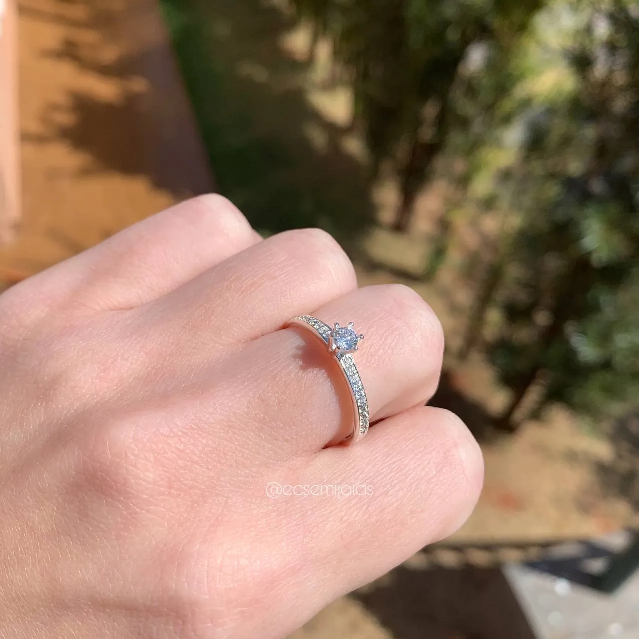 Anel solitario cravejado pedra de 4 mm - banhado a prata 925