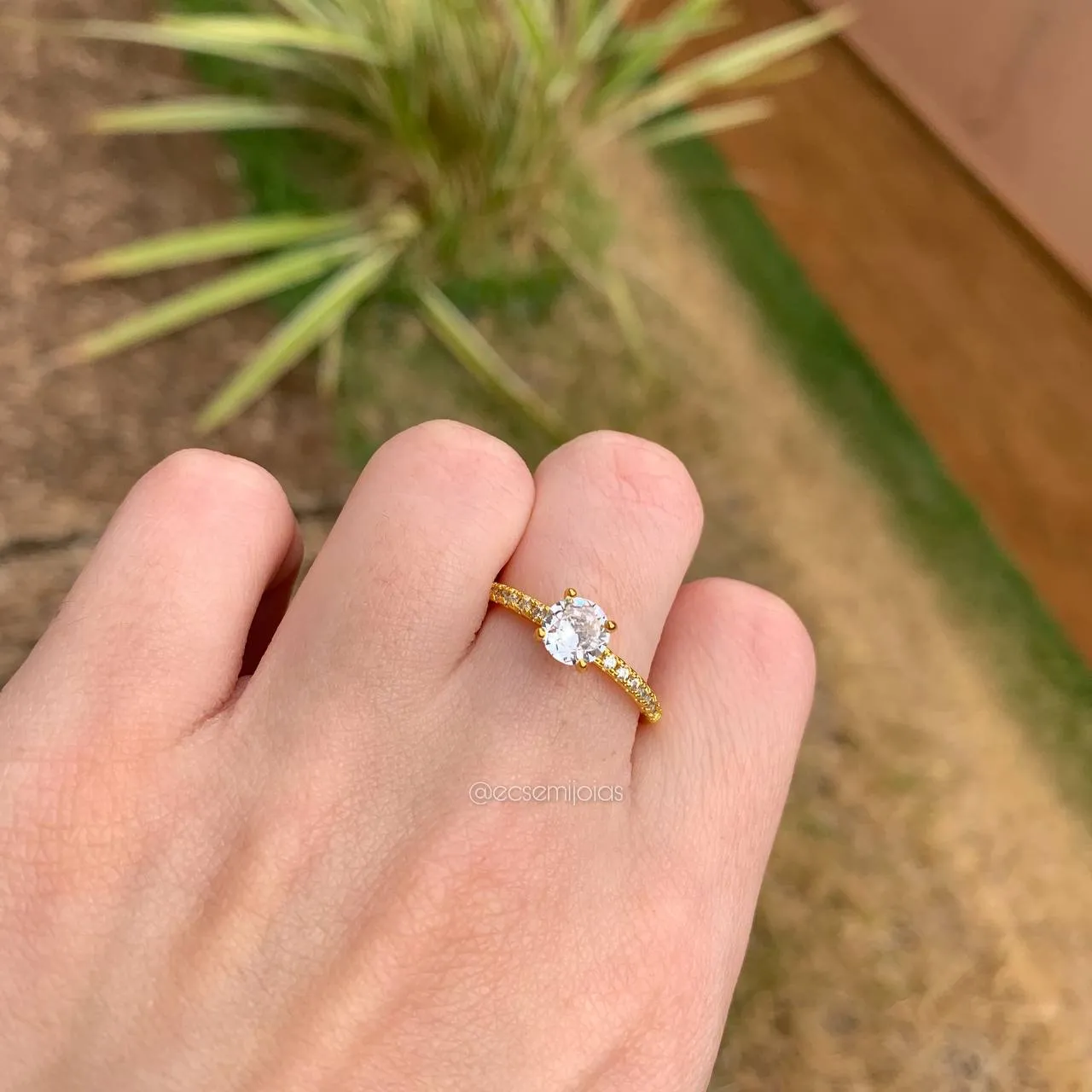 Anel solitario cravejado pedra de 6 mm - banhado a ouro 18k