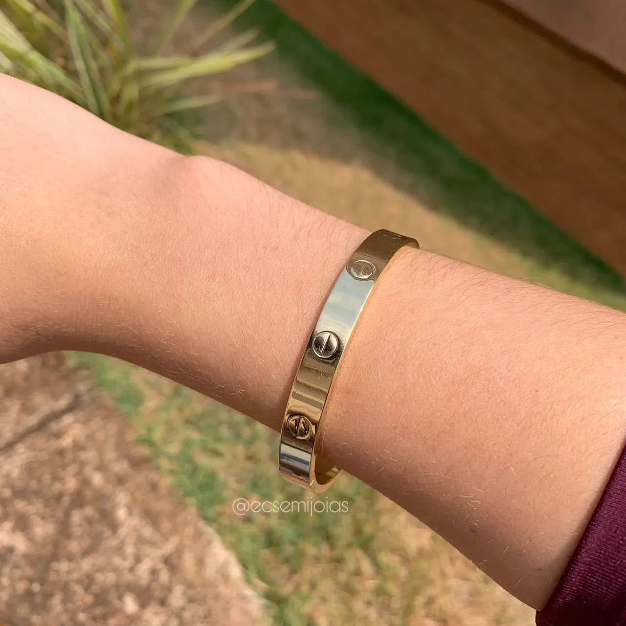Bracelete liso com desenhos - banhado a ouro 18k