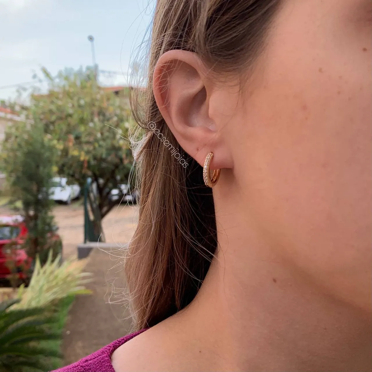 Brinco argola cravejada 10 zircônias G - banhado a ouro 18k