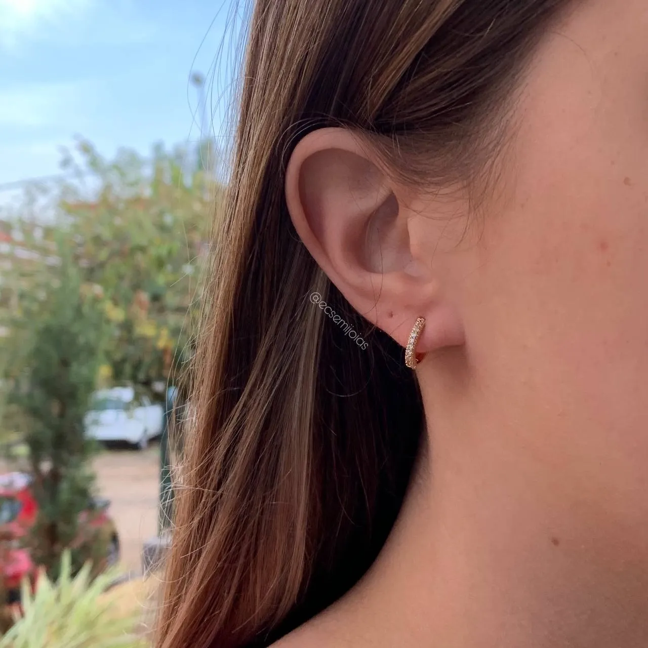 Brinco argola cravejada 10 zircônias M - banhado a ouro 18k