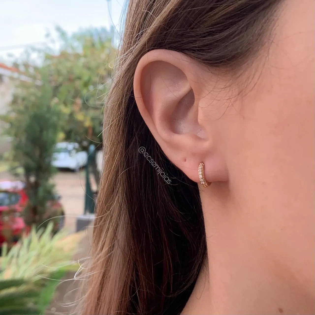 Brinco argola cravejada 8 zircônias P - banhado a ouro 18k