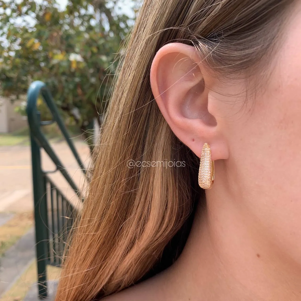 Brinco de argola cravejada - banhado a ouro 18k