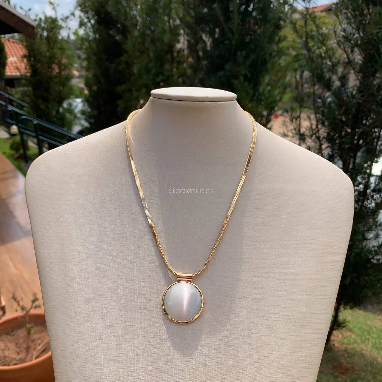 Colar fita com pingente madrepérola - 47 cm + 6 cm  de extensor - banhado a ouro 18k
