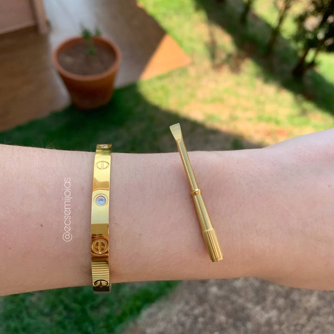 Bracelete liso com desenhos + chave