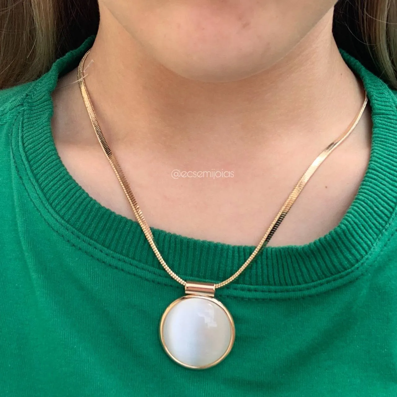 Colar fita com pingente madrepérola - 47 cm + 6 cm  de extensor - banhado a ouro 18k