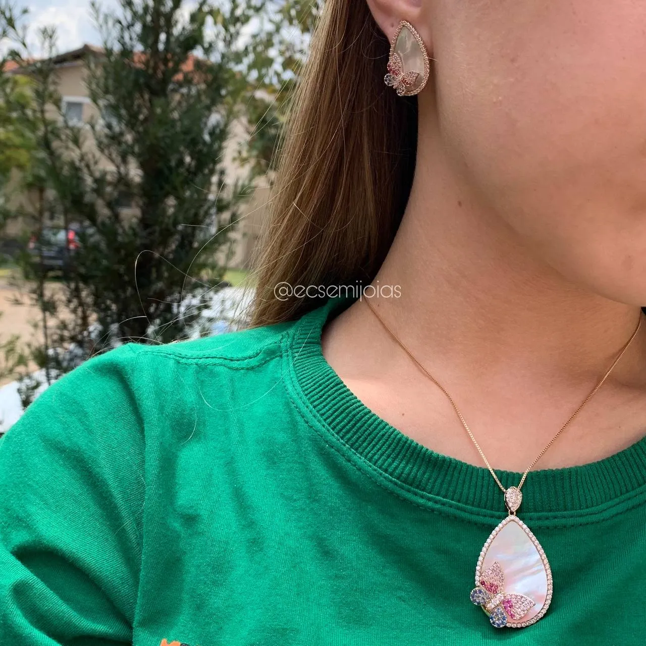 Conjunto de brinco e colar de madrepérola com borboleta colorida - 45 cm + 6 cm de extensor - banhado a ouro 18k