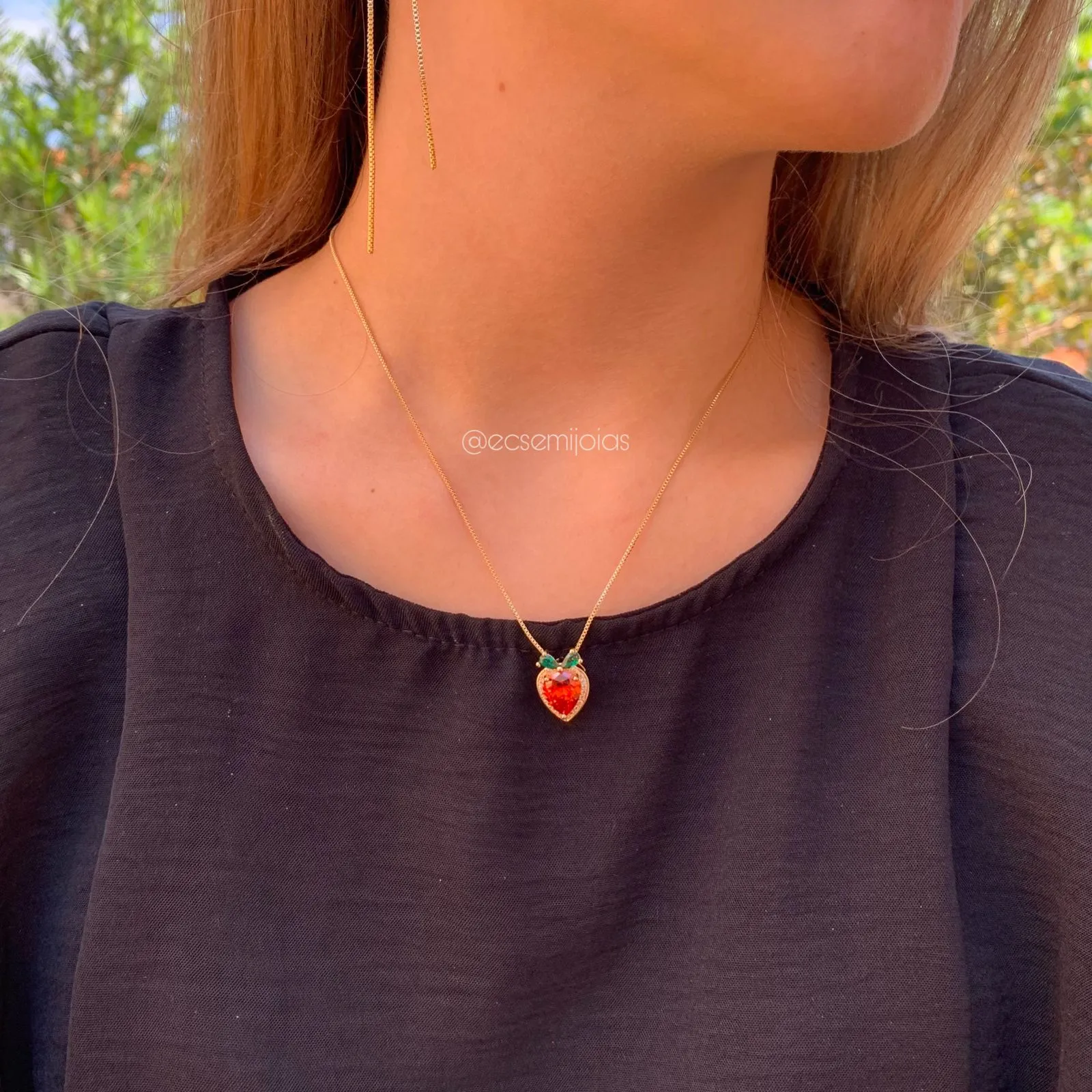 Conjunto de brinco e colar morango cravejado em volta - banhado a ouro 18k