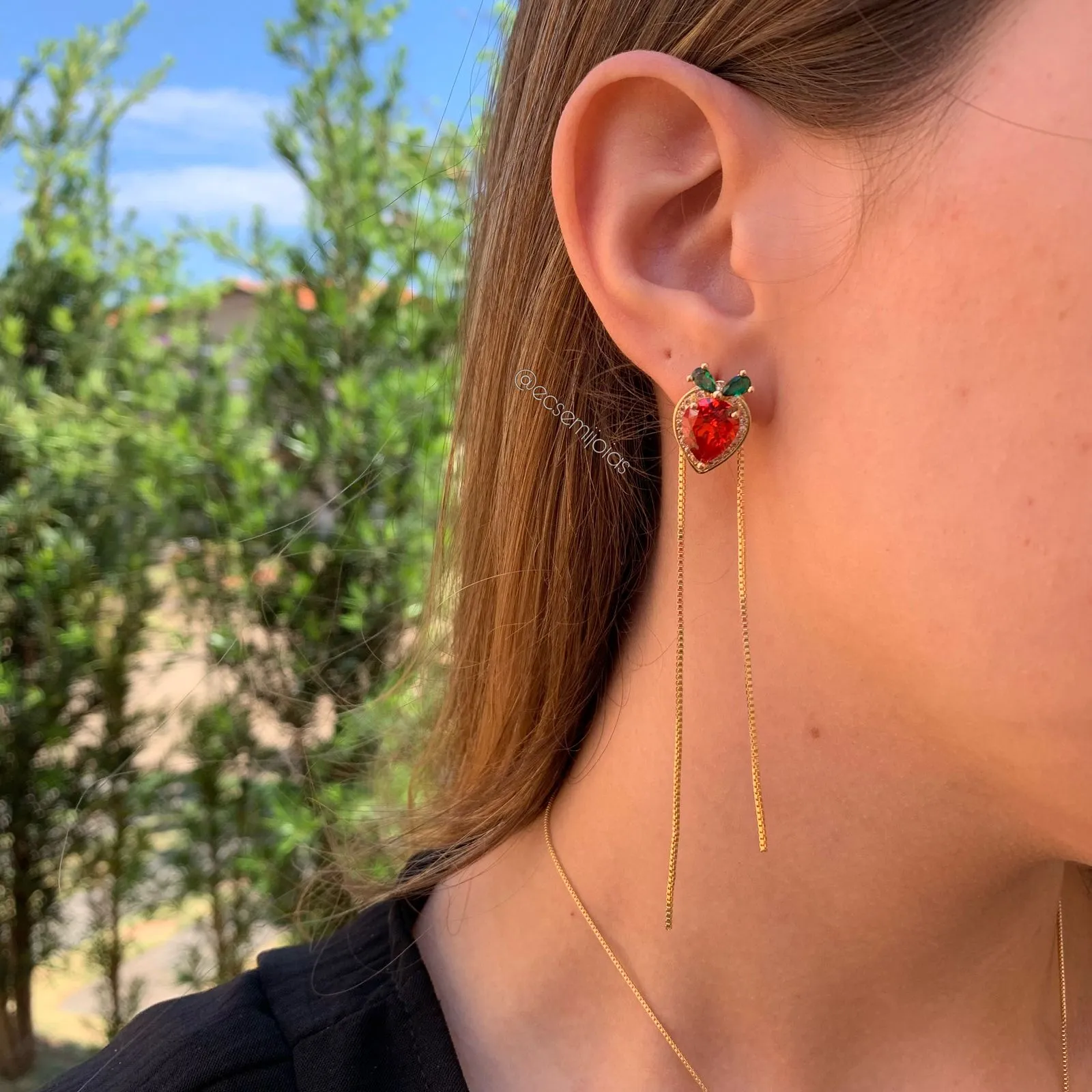 Conjunto de brinco e colar morango cravejado em volta - banhado a ouro 18k