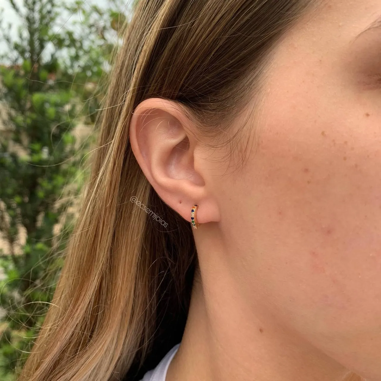 Brinco argola cravejada colorida P - banhado a ouro 18k