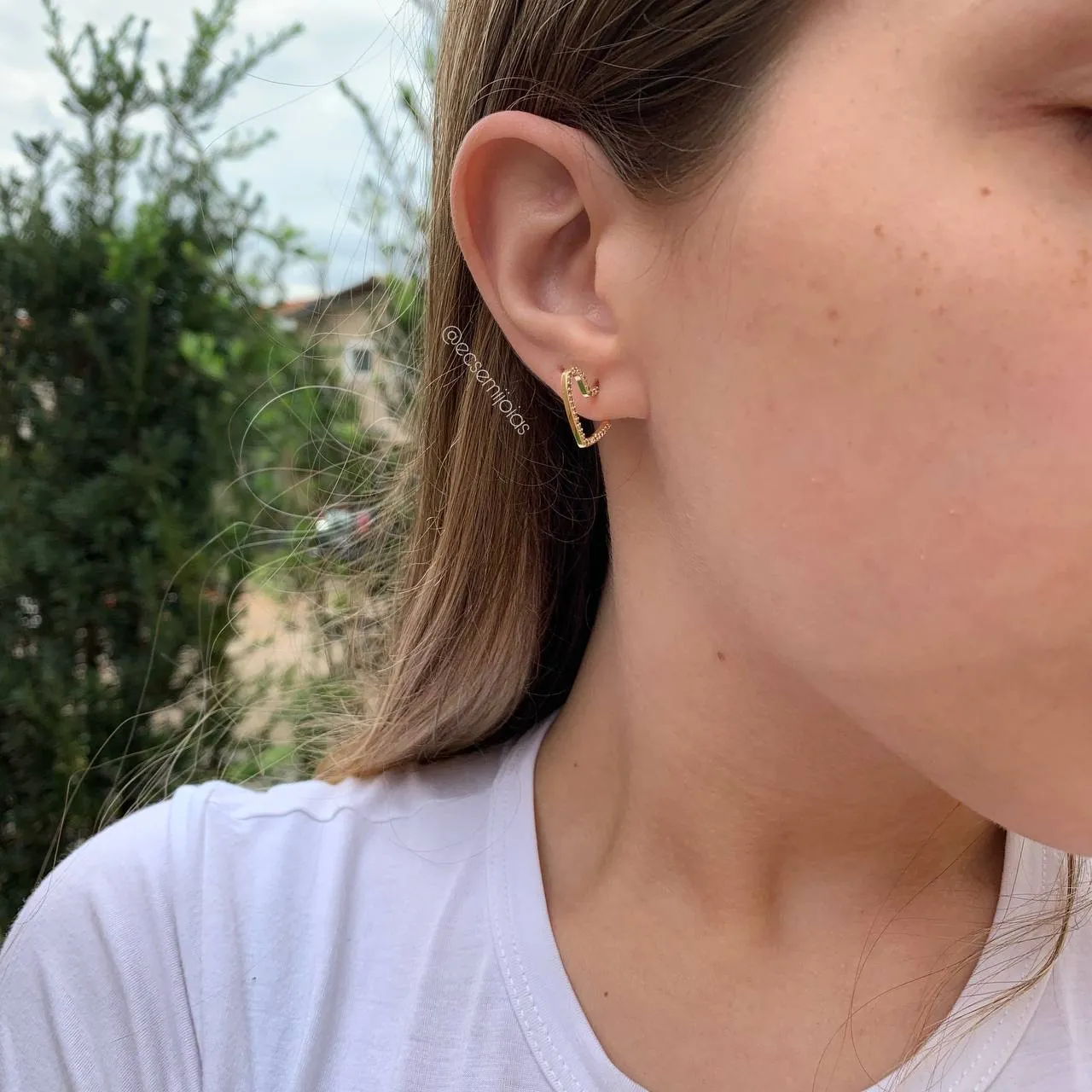 Brinco argola de coração cravejada- banhado a ouro 18k