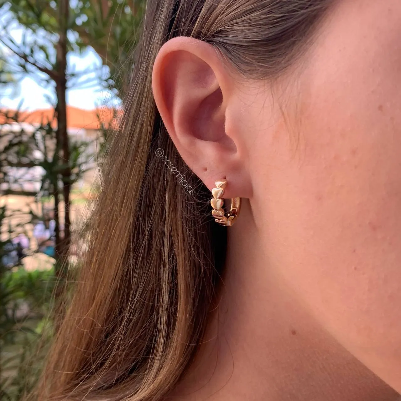 Brinco argola de corações lisa G - banhado a ouro 18k