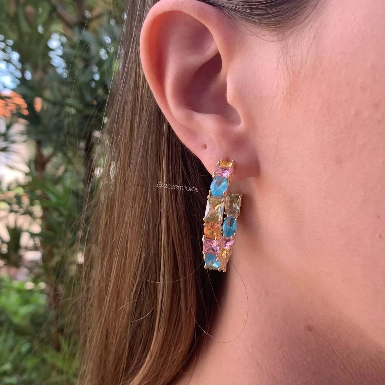 Brinco argola de pedras coloridas - banhado a ouro 18k