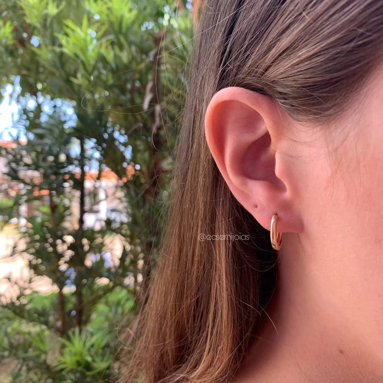 Brinco argola lisa G - banhado a ouro 18k