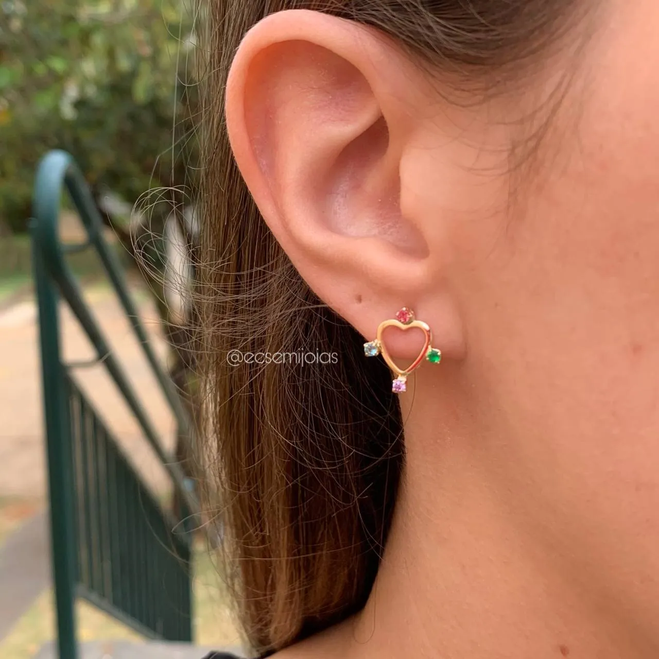 Brinco coração com zircônias - banhado a ouro 18k
