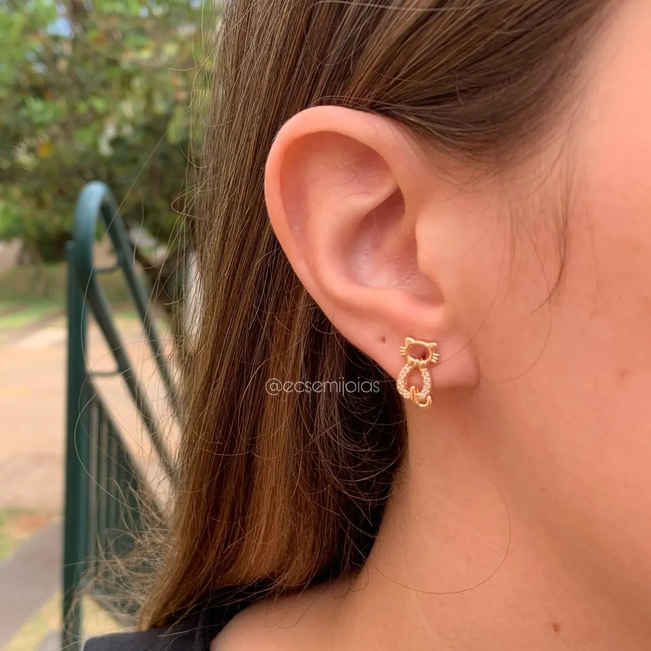Brinco de gatinho - banhado a ouro 18k