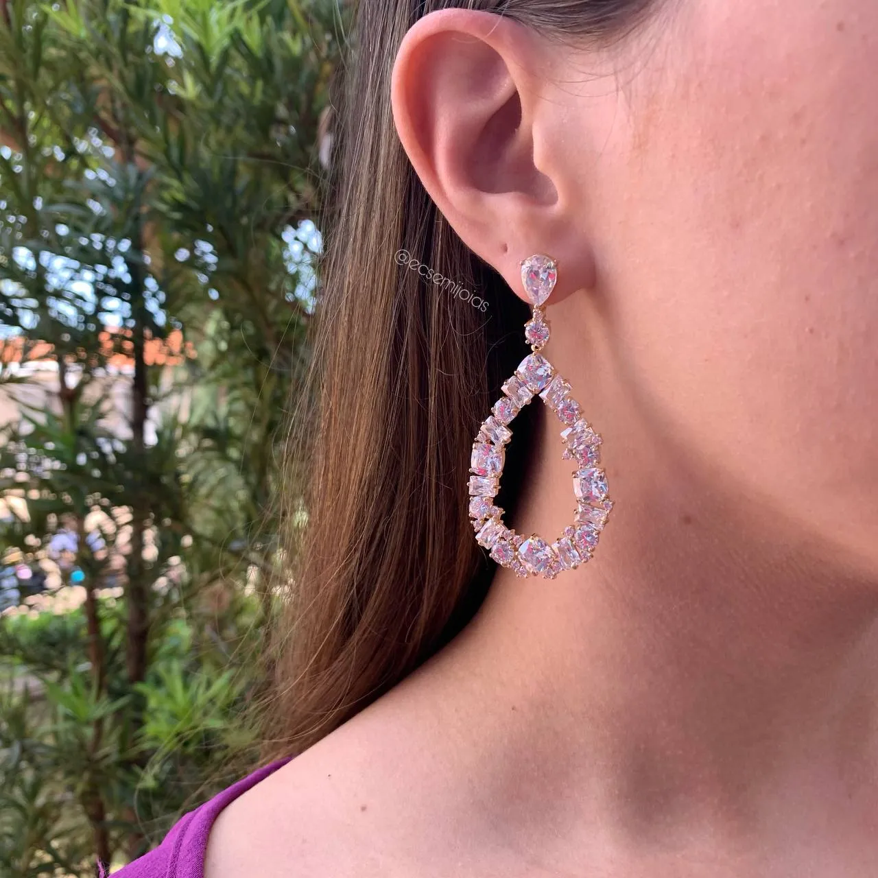 Brinco de pedras gota - banhado a ouro 18k