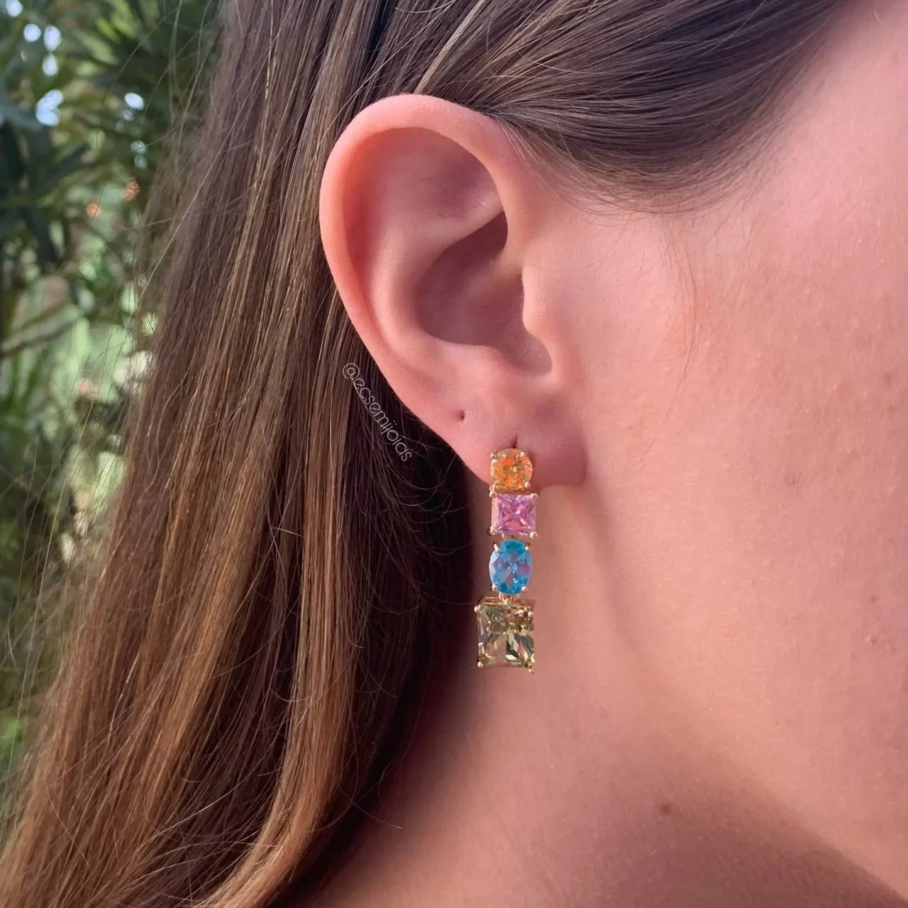 Brinco de pedras quadradas e redondas - banhado a ouro 18k