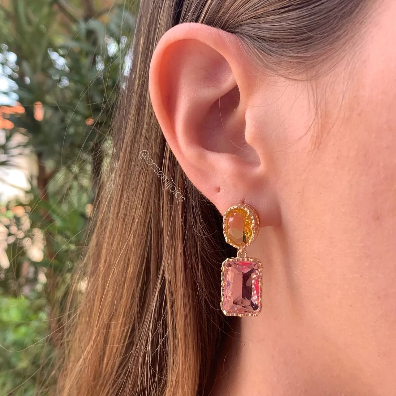 Brinco de pedras redonda e  retangular - banhado a ouro 18k