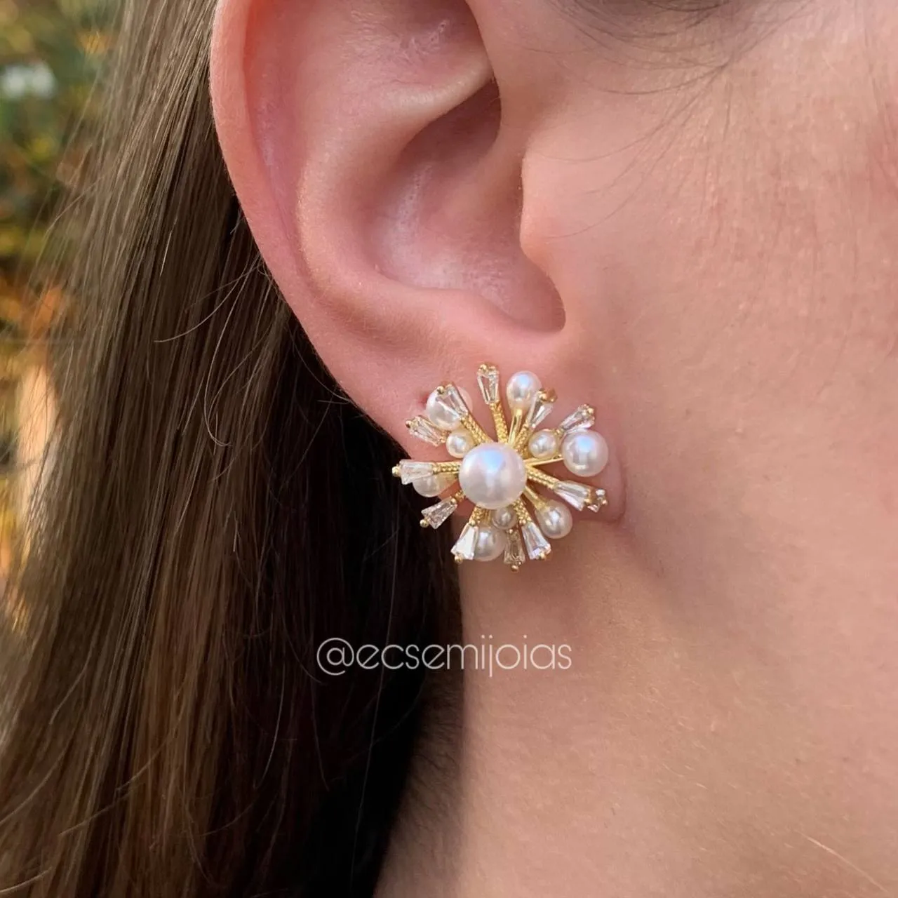 Brinco flor de pérolas