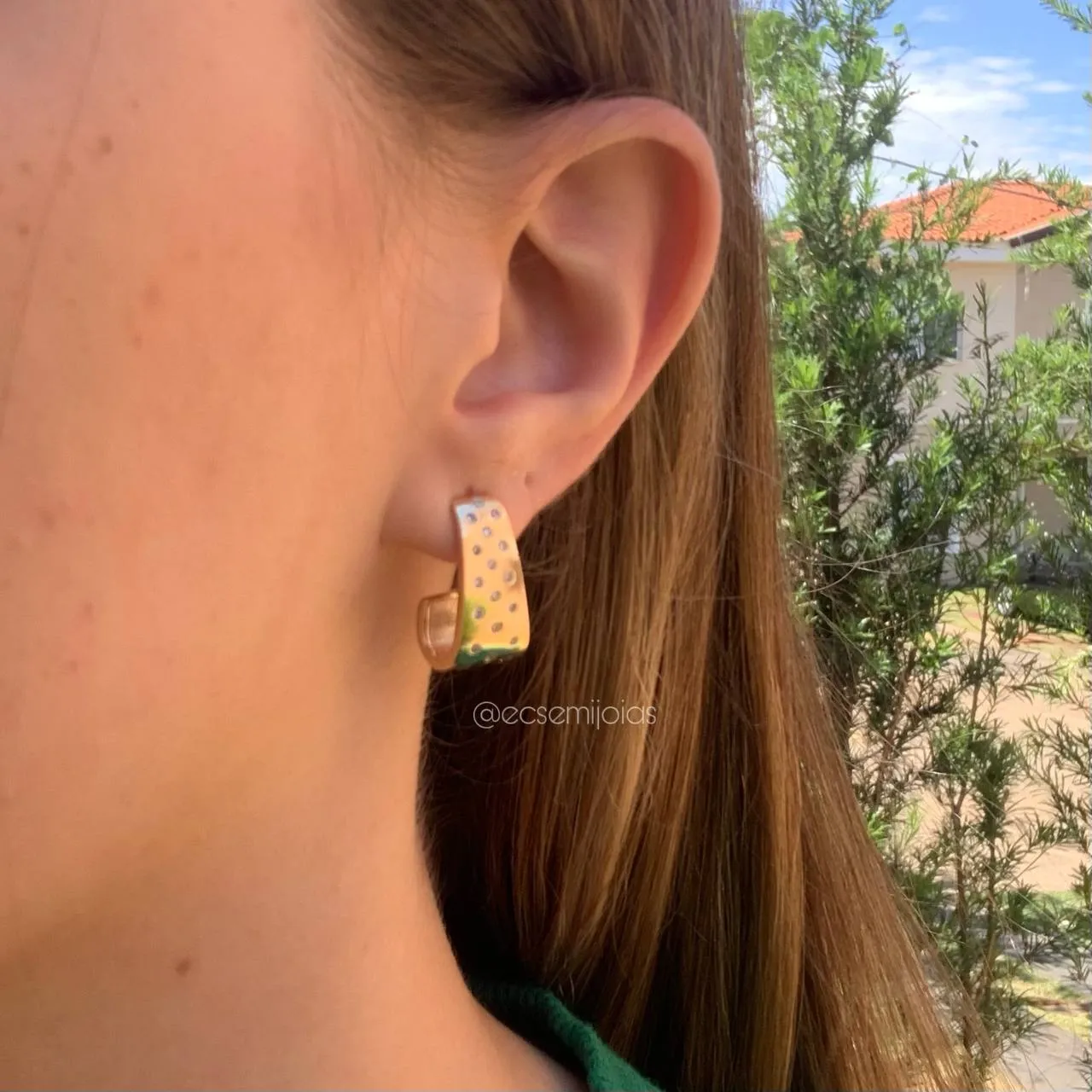 Brinco meia argola com zircônias - banhado a ouro 18k
