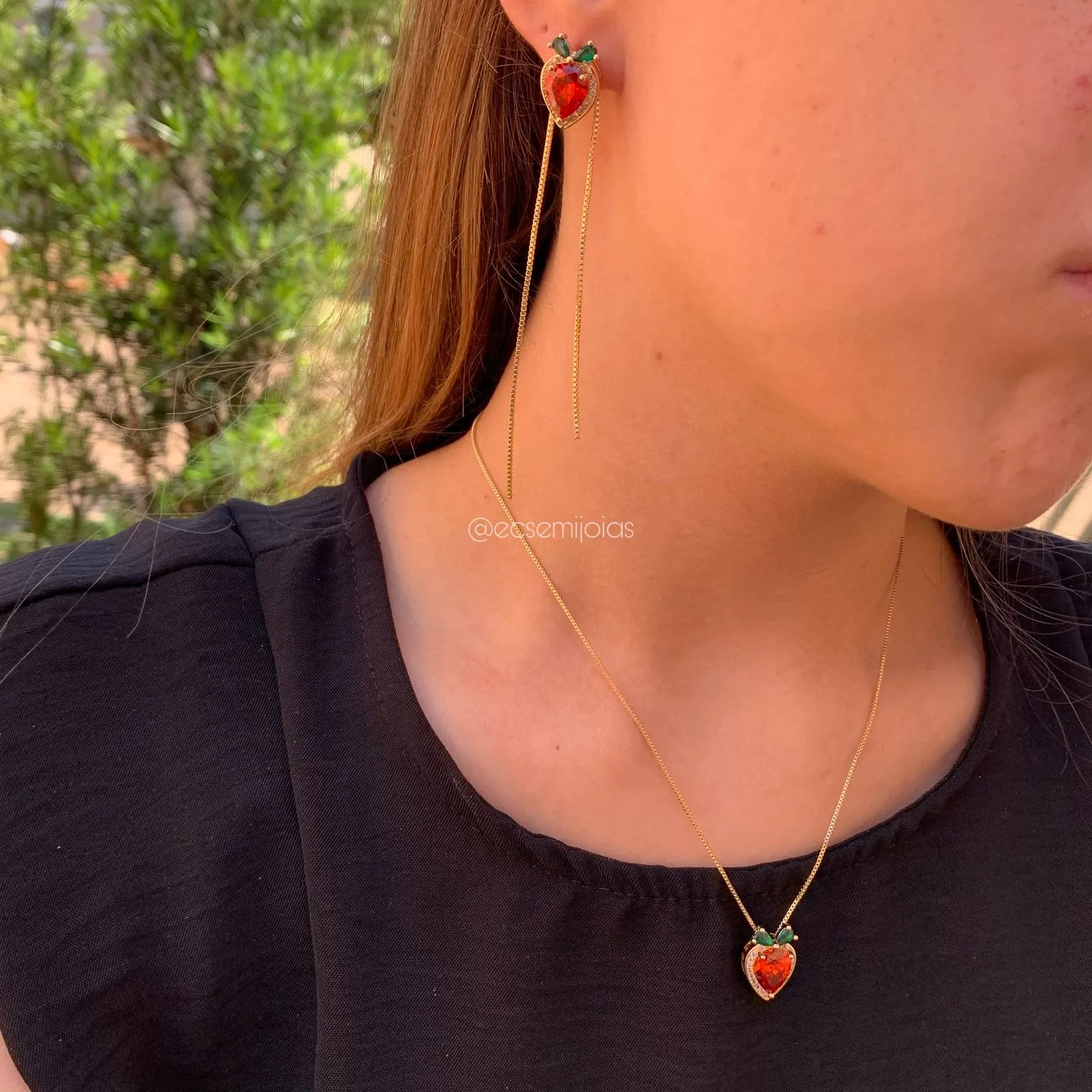 Conjunto de brinco e colar morango cravejado em volta - banhado a ouro 18k