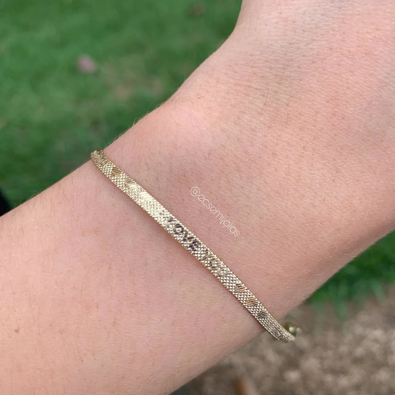 Pulseira lisa ecrito love e corações 3 mm de espessura -16 cm+ 5 cm de extensor - banhado a ouro 18k