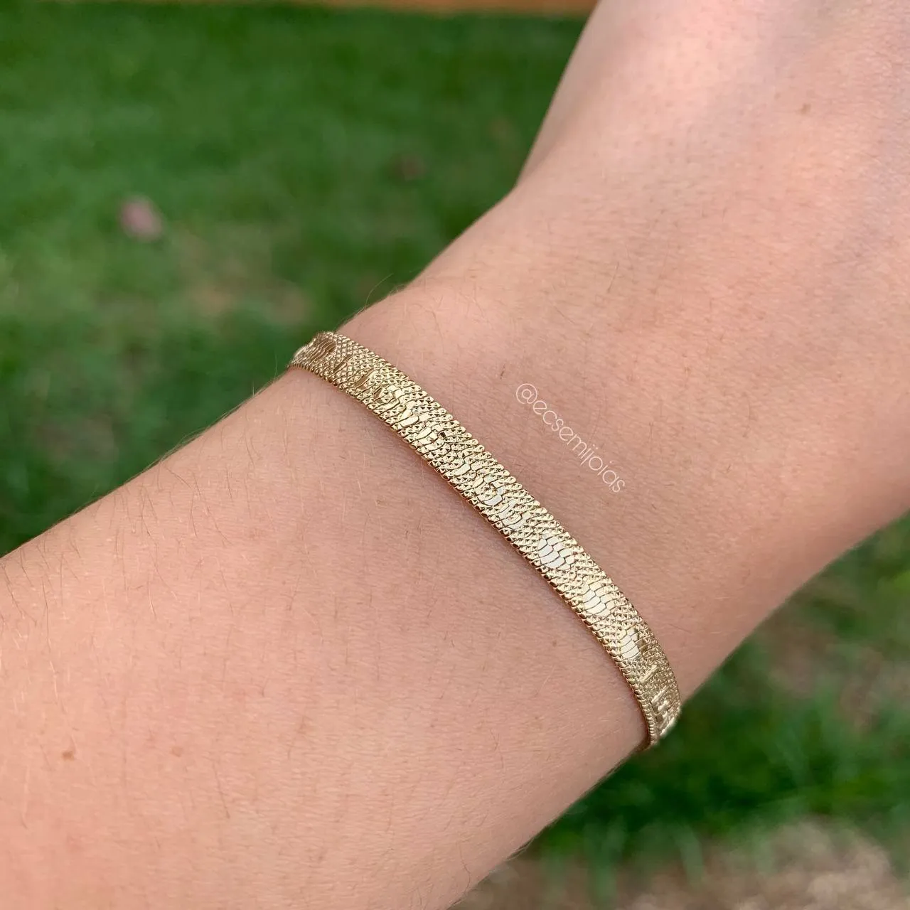 Pulseira lisa ecrito love e corações 5 mm de espessura -16 cm+ 5 cm de extensor - banhado a ouro 18k