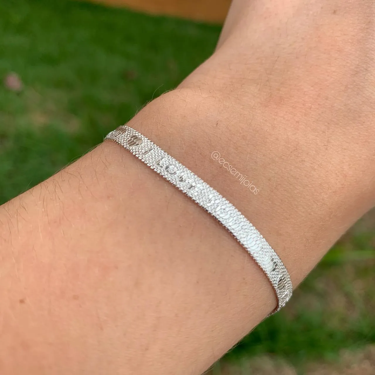 Pulseira lisa ecrito love e corações 5 mm de espessura -16 cm+ 5 cm de extensor - banhado a prata 925