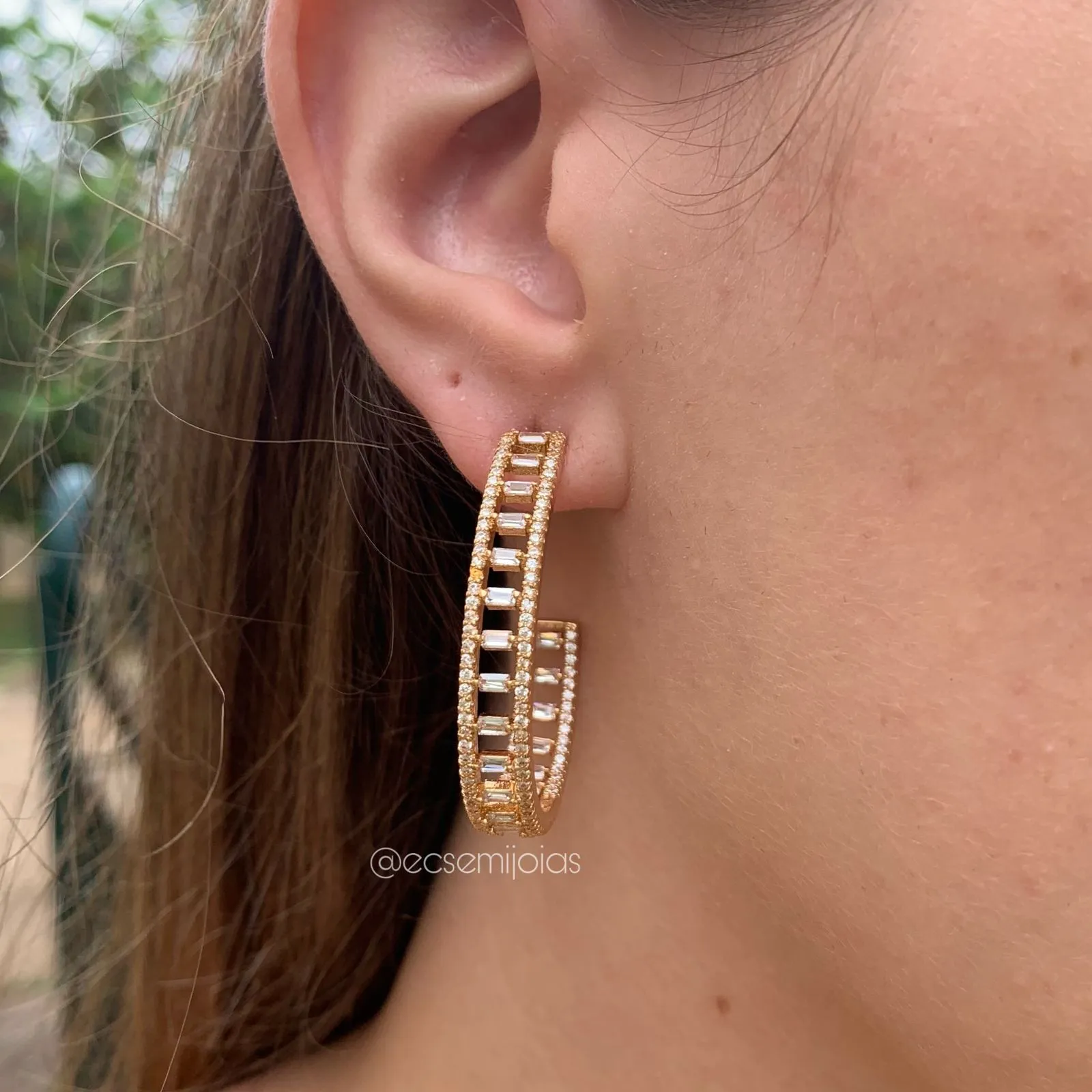 Conjunto brinco argola cravejada e anel - banhado a ouro 18k