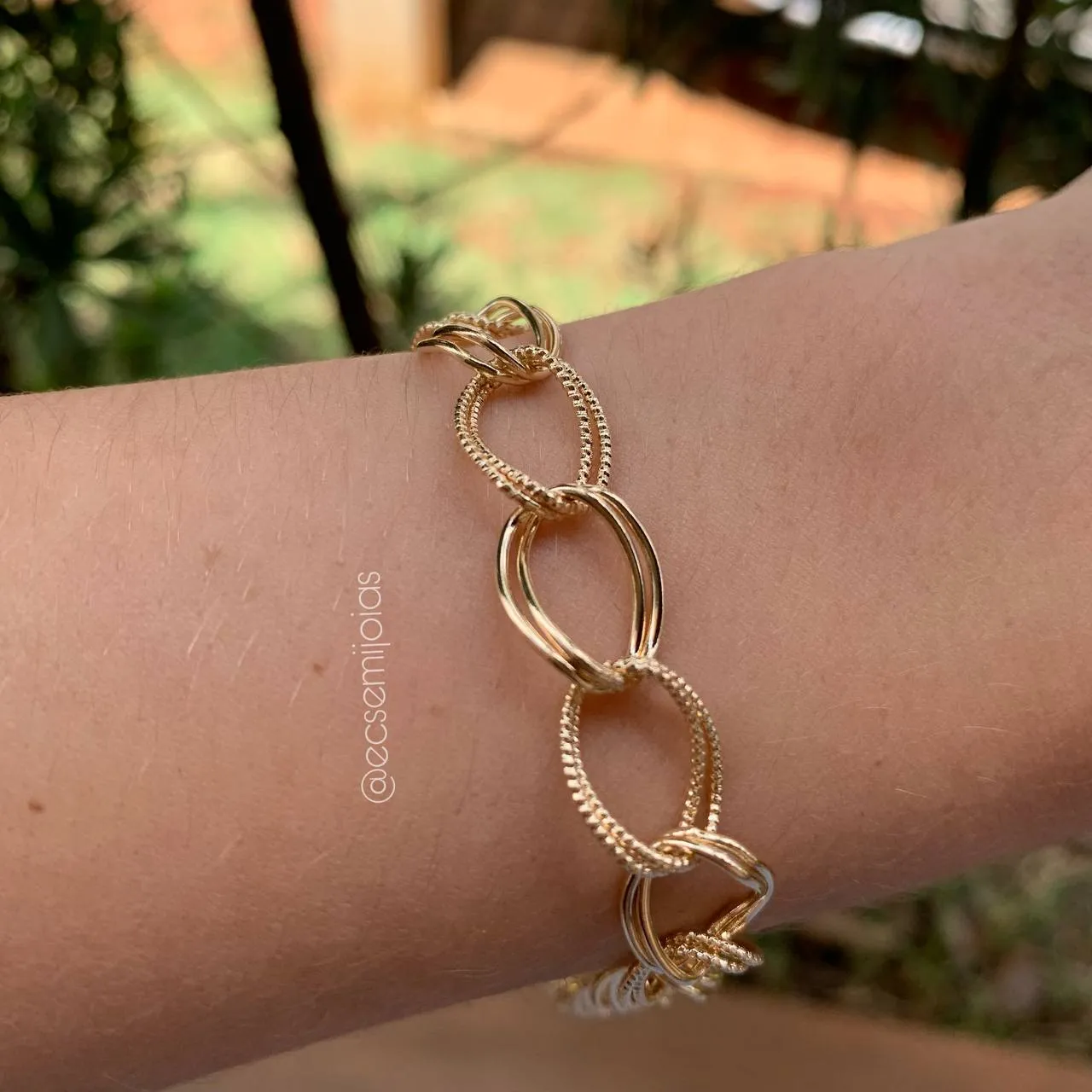Pulseira de elos com fecho cravejado - 22 cm -  banhado a ouro 18k