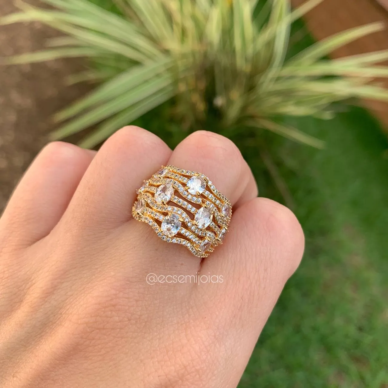 Anel 7 fileiras cravejadas com pedras redondas - banhado a ouro 18k