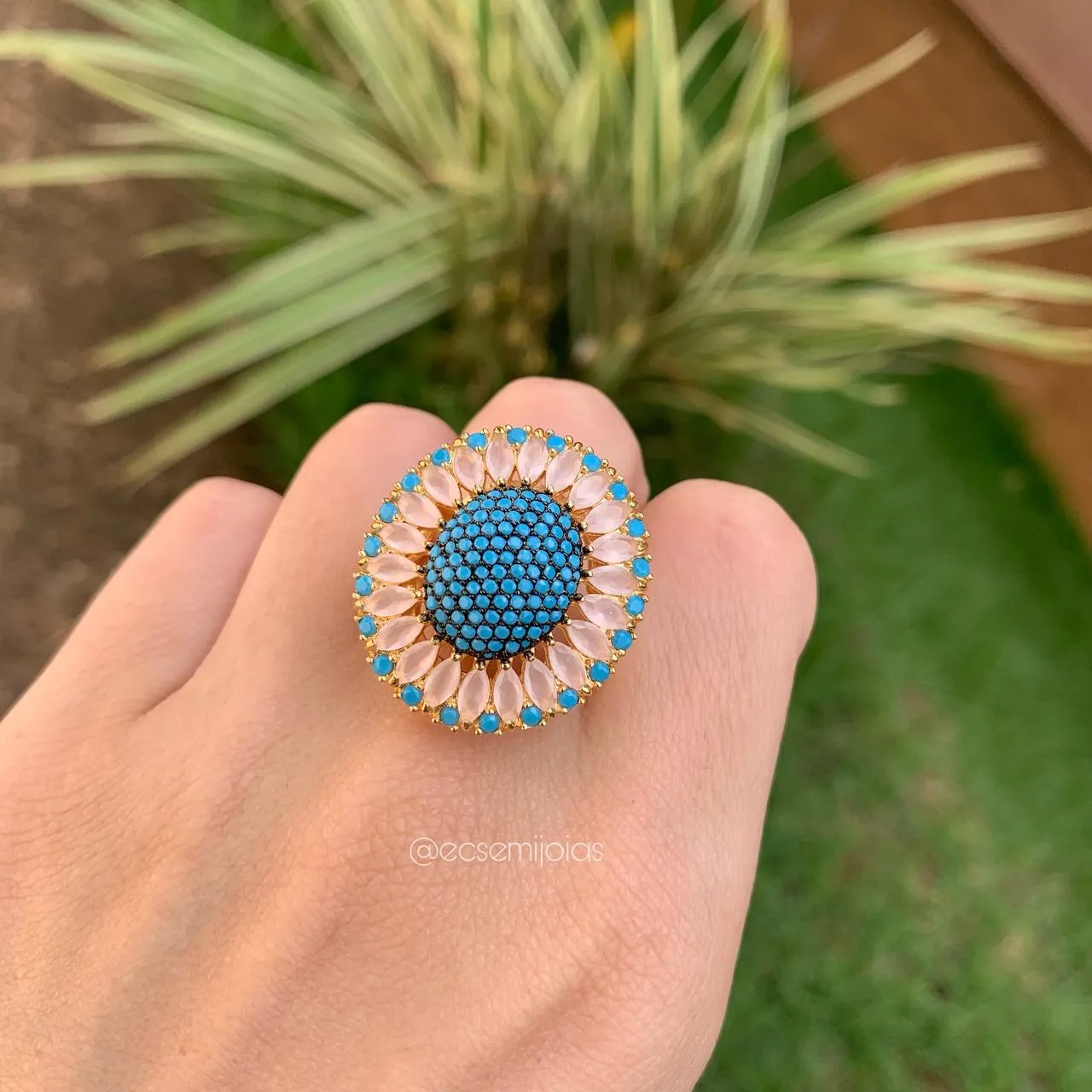 Anel chique oval cravejado centro e navetes em volta - banhado a ouro 18k