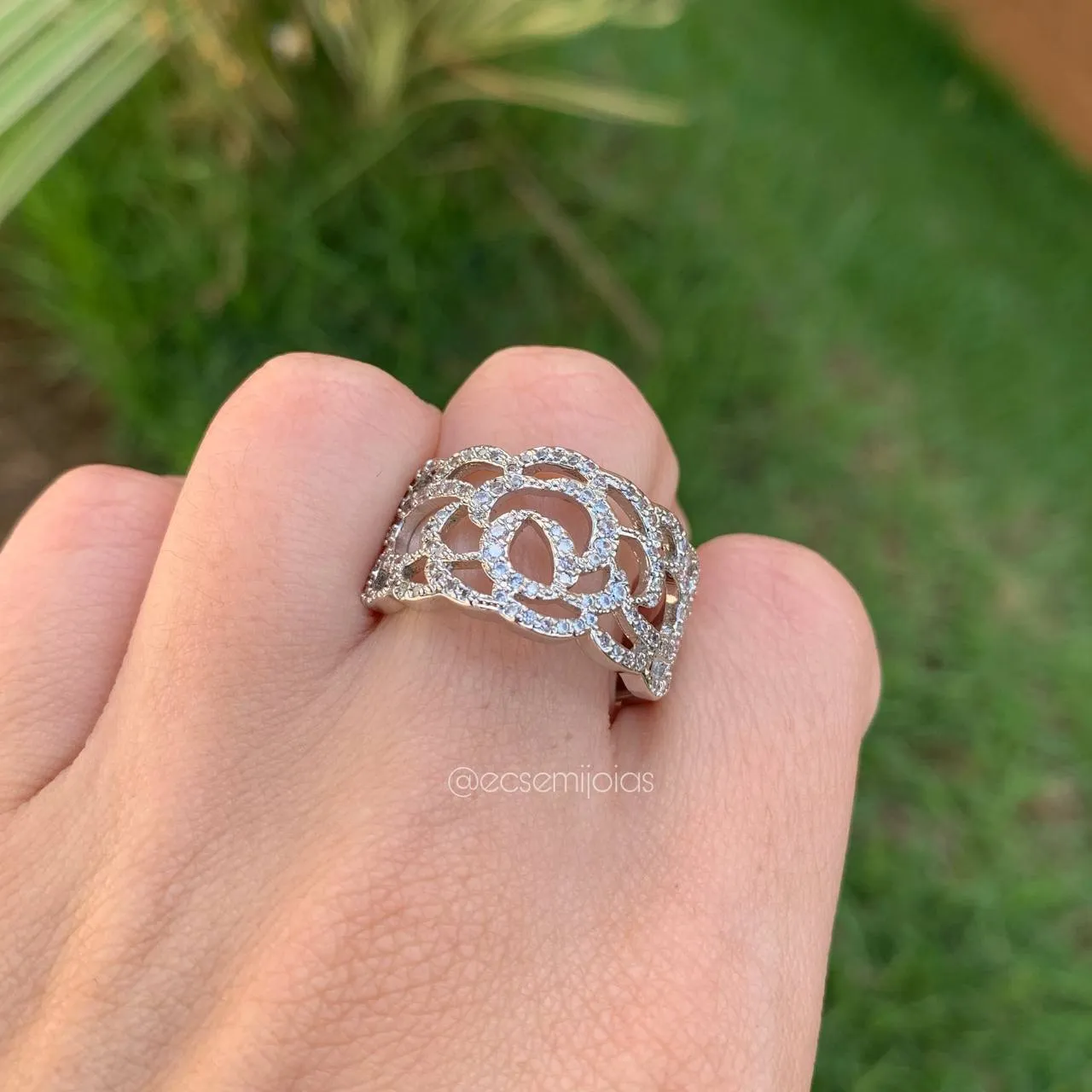 Anel flor vazada cravejada - banhado a ródio branco