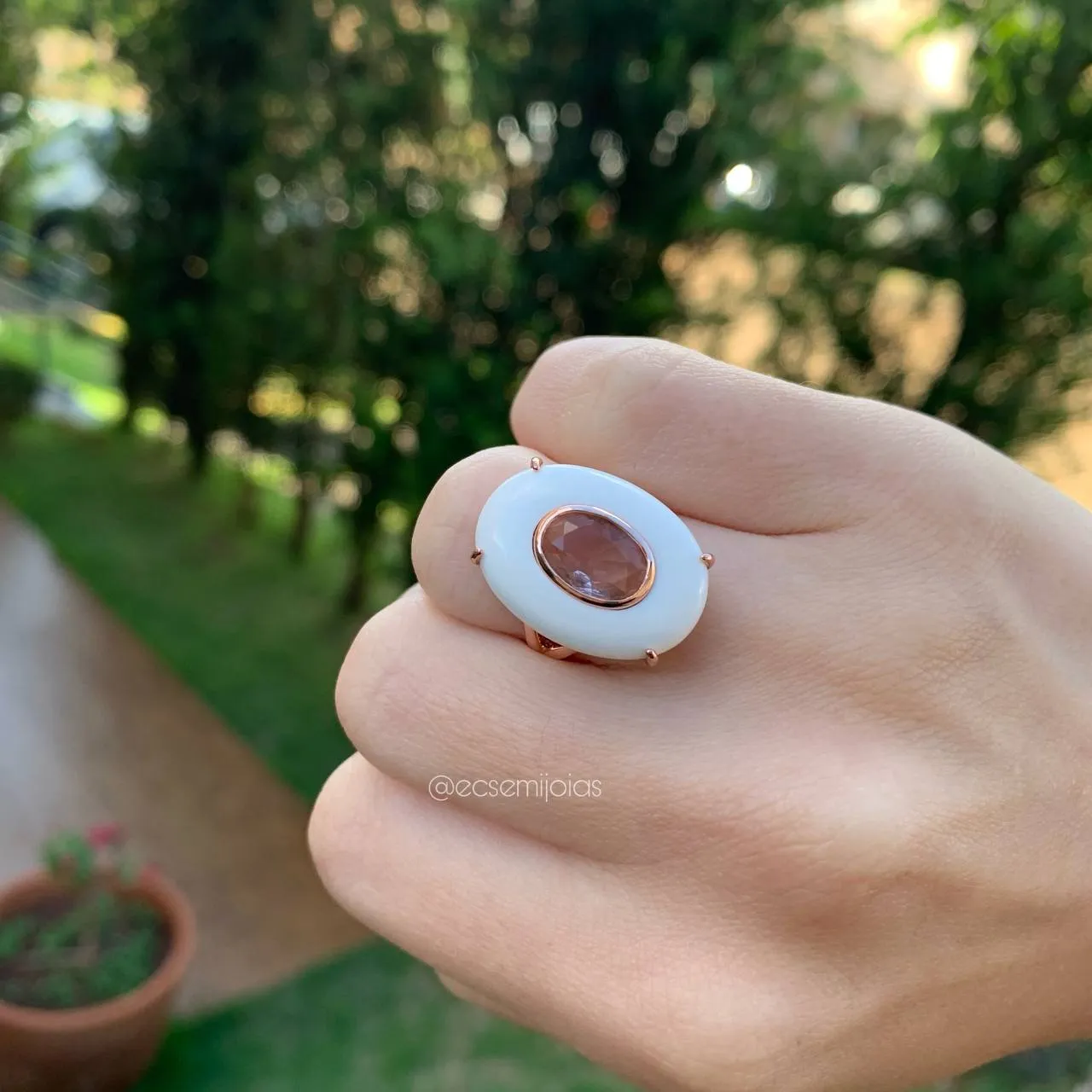 Anel oval com pedra no centro - banhado a ouro rose