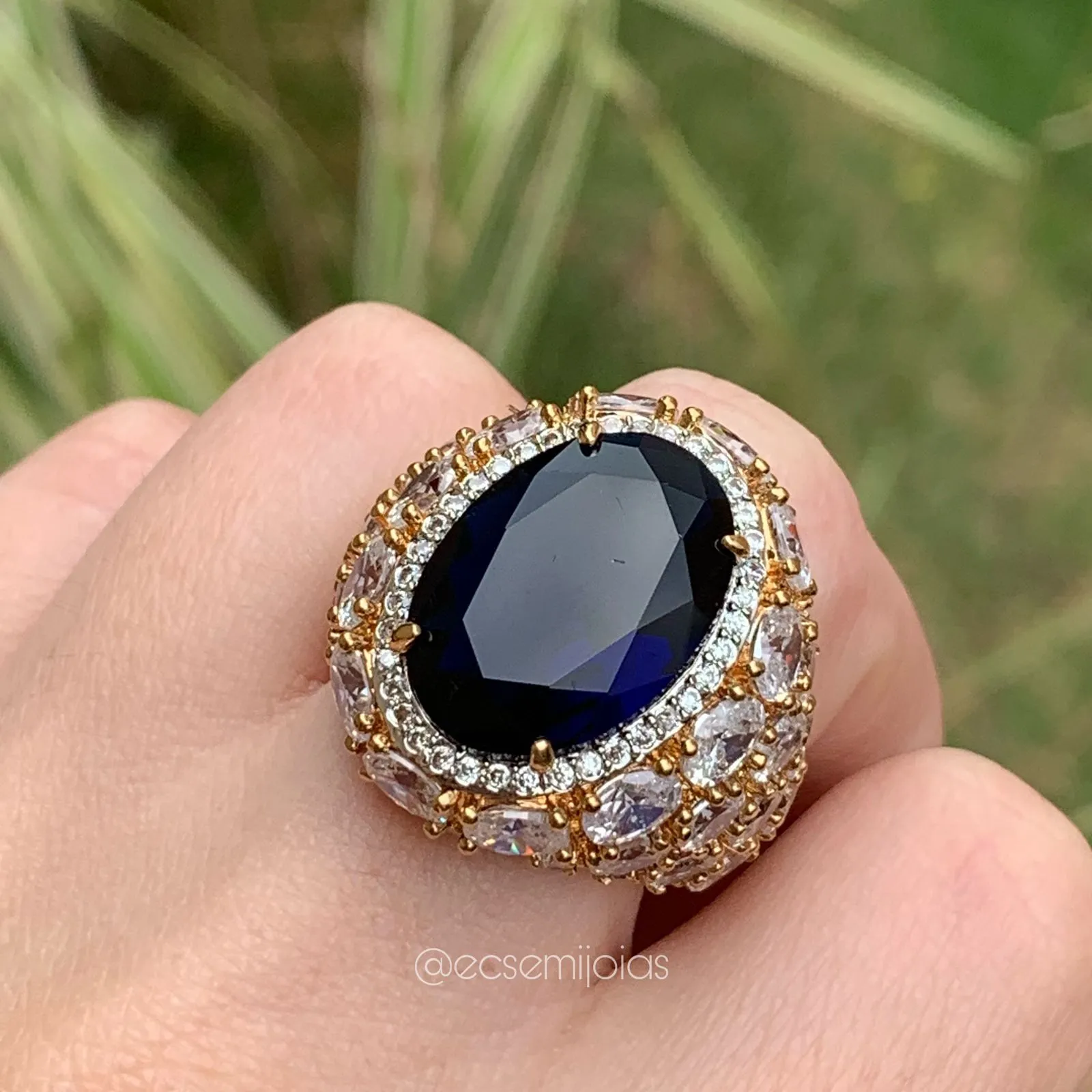 Anel pedra oval cravejado em volta - banhado a ouro 18k