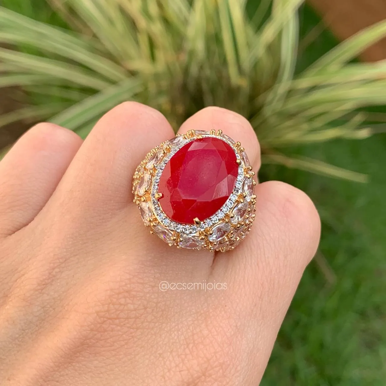 Anel pedra oval cravejado em volta - banhado a ouro 18k