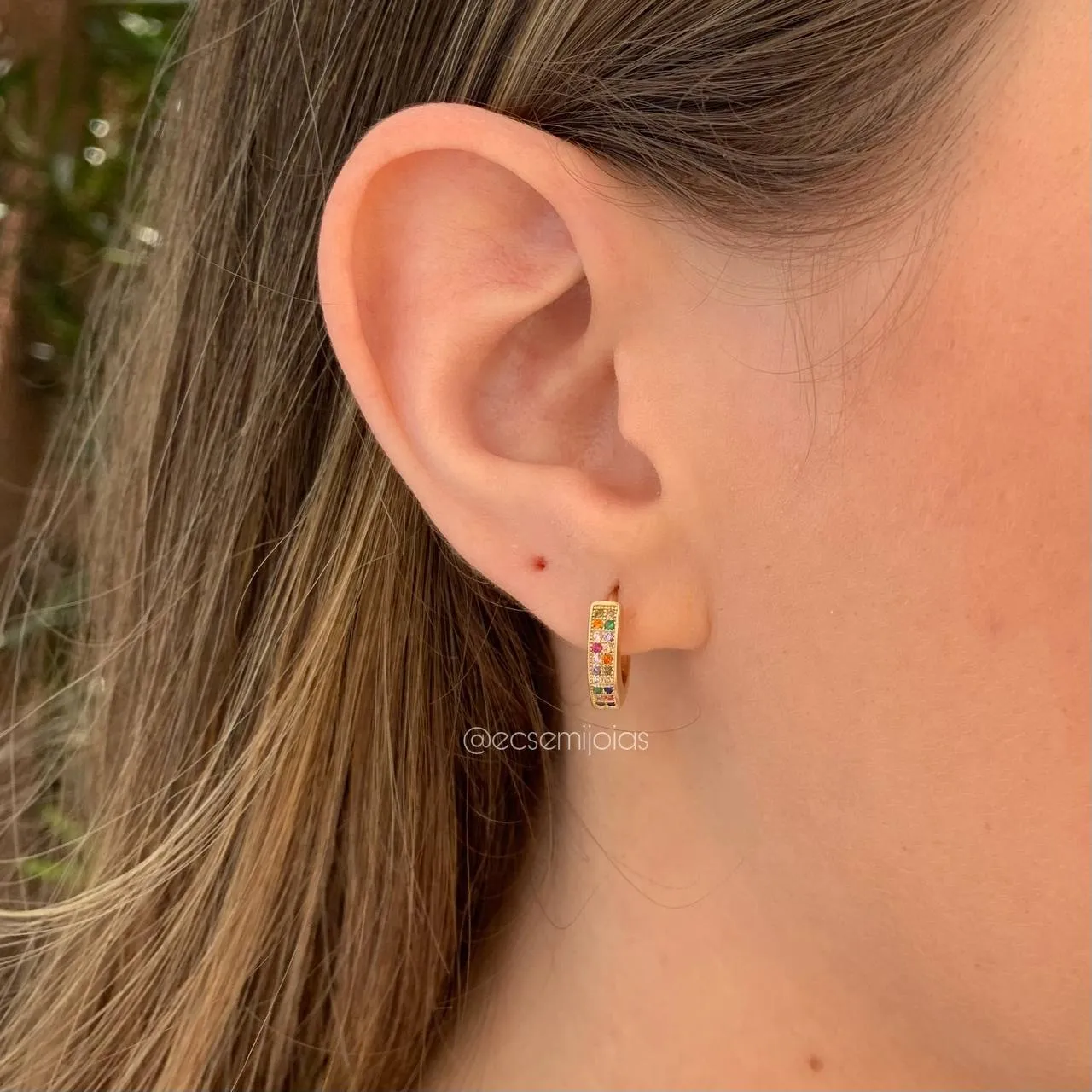 Brinco de argola cravejada G - banhado a ouro 18k