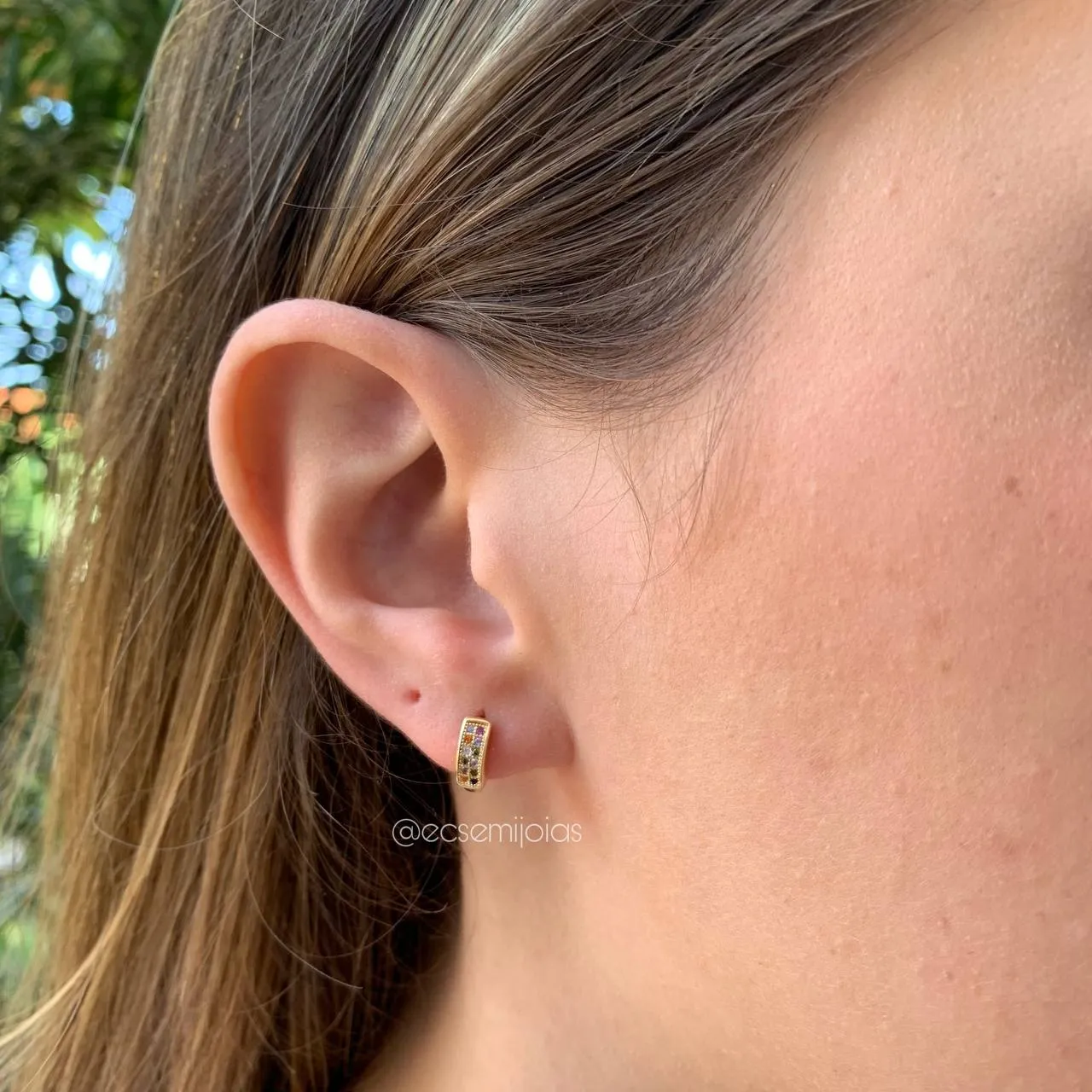 Brinco de argola cravejada P 1 cm - banhado a ouro 18k