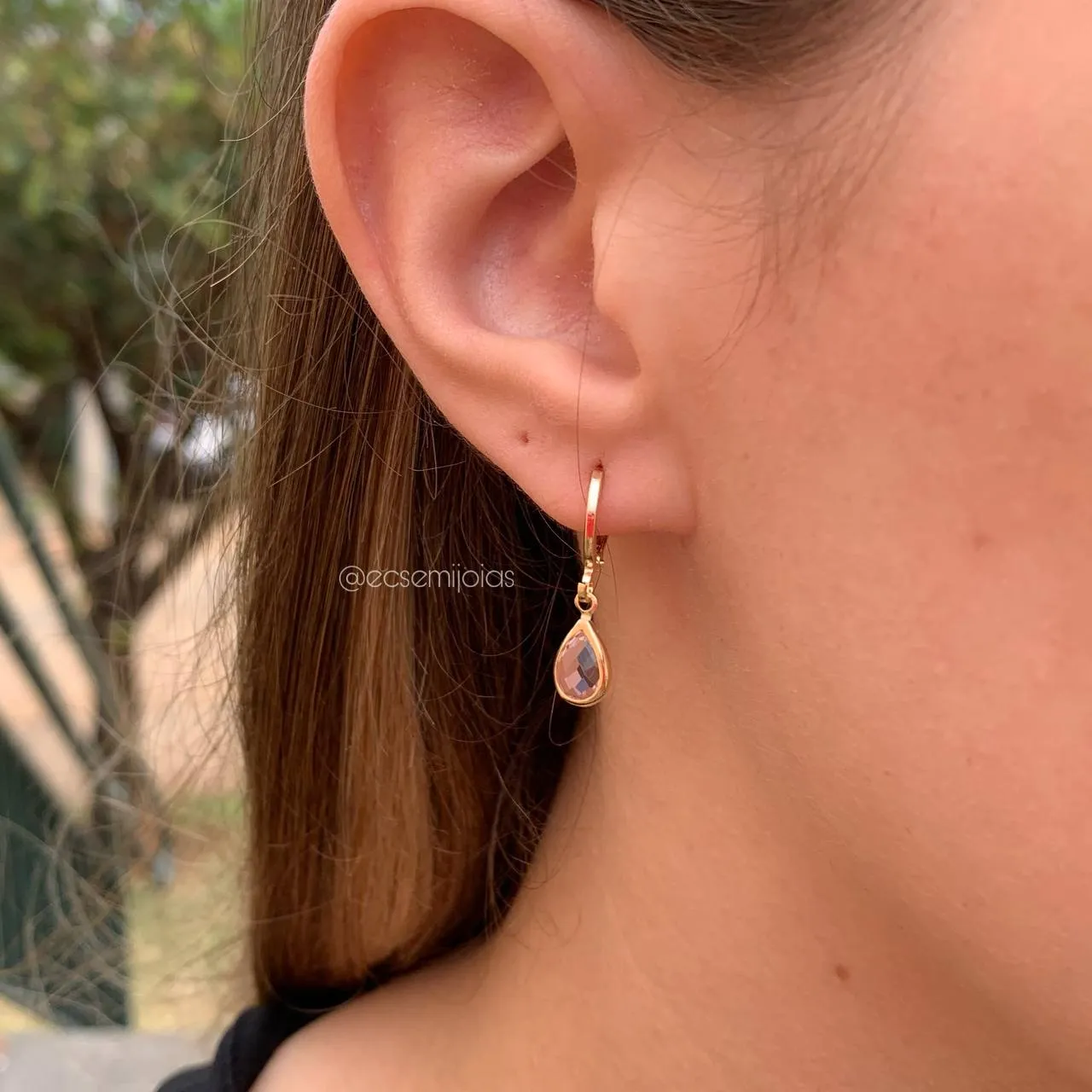 Brinco tranqueta com gota - banhado a ouro 18k