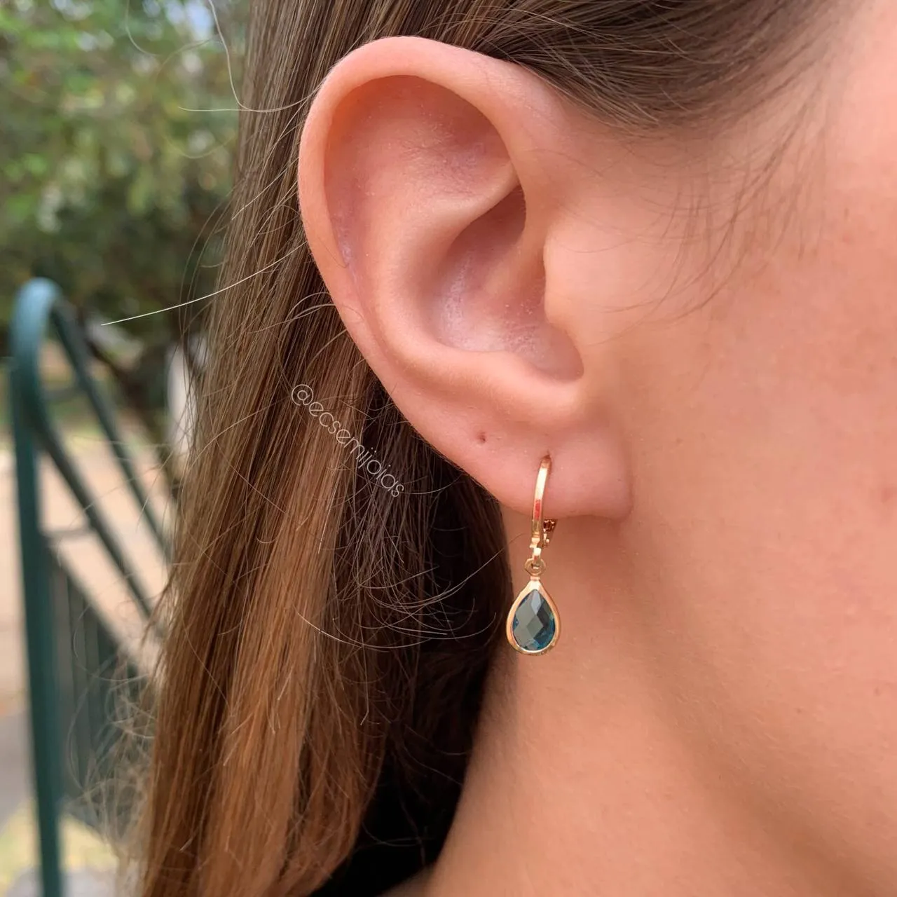 Brinco tranqueta com gota - banhado a ouro 18k