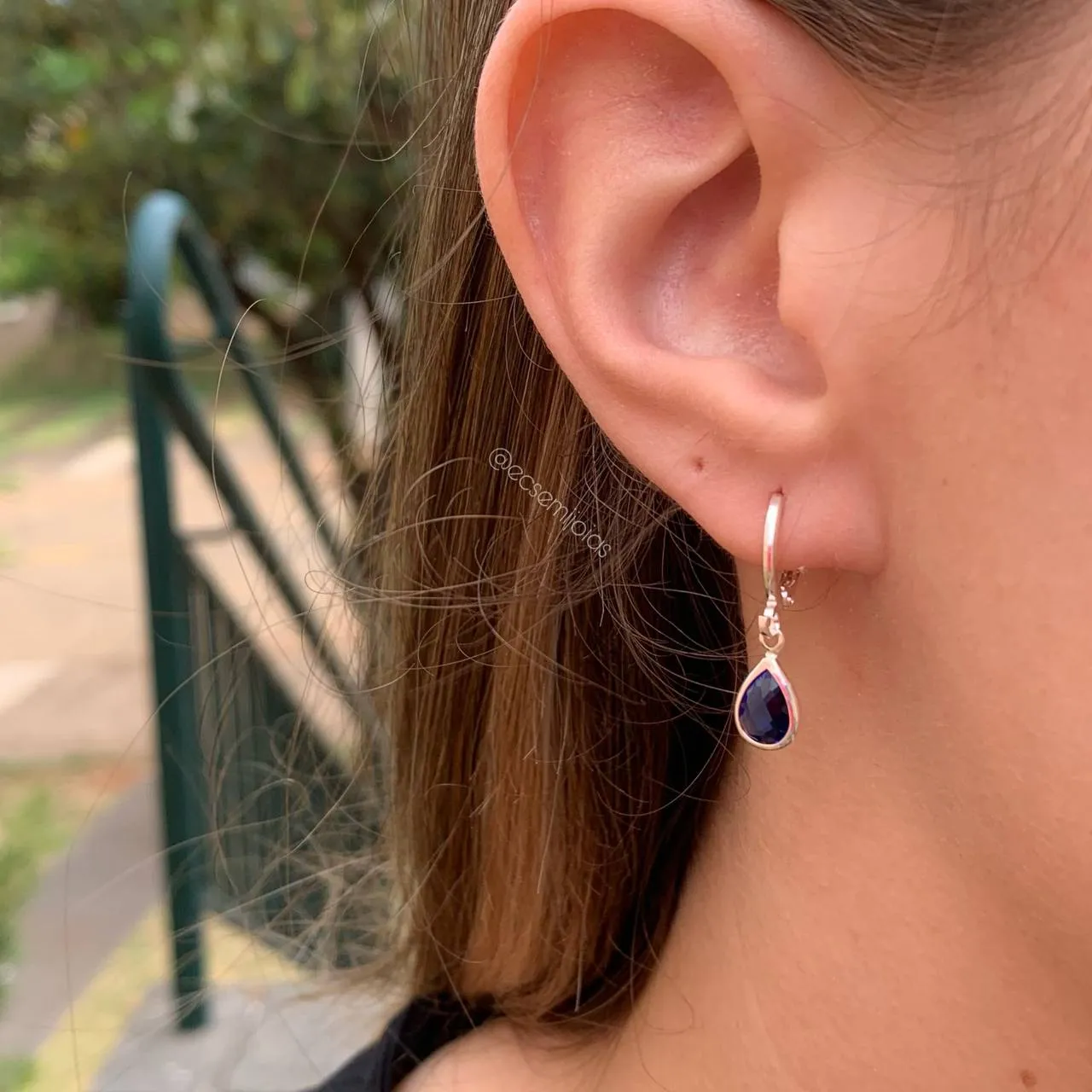 Brinco tranqueta com gota - banhado a prata 925